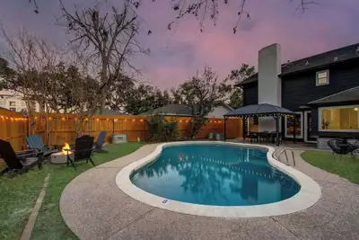 Image de 5bd Cozy Rustic Retreat - Pool & Firepit