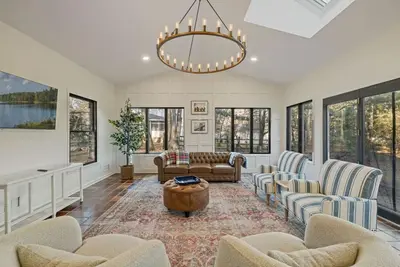 Image de Mini Mansion Fireplace & Game Room | Monthly Rent