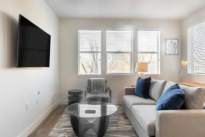 Image de Landing | Modern 2bd, Courtyard, Pool