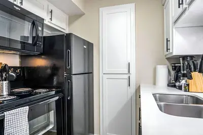 Image de Contemporary One Bedroom One Bath with Pool Acces