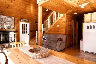 Image de Cozy Secluded 3 Br  Log Cabin with Hot Tub and Wood Burning Fireplace!
