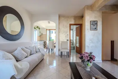 Image de Five minutes away from the Lunghezza Castle court gardens serving the public