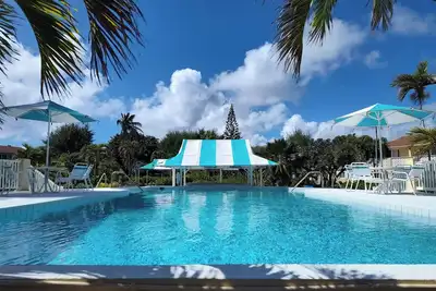 Image de Condo - 2 beds with WiFi, Ac, Pool and Oceanfront in charming Frigate Bay.