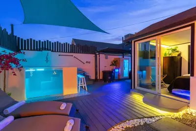 Image de Luxury Downtown Home With Spa