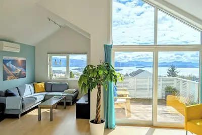 Image de Bright 2-bedroom apartment with spectacular fjord views in Jørpeland.