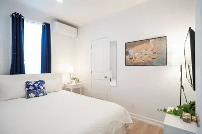 Image de Beautiful 2 Bedroom 2 Bath w/Courtyard and Free Parking!