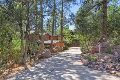 Image de Old Tree Cabin in Pine