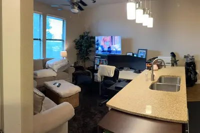 Image de 2-bedroom apartment fiber WiFi in Addison. Set up for remote computer work.