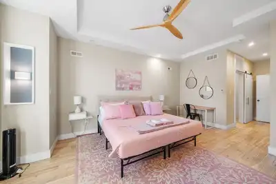 Image de Philly skyline with rooftop jacuzzi