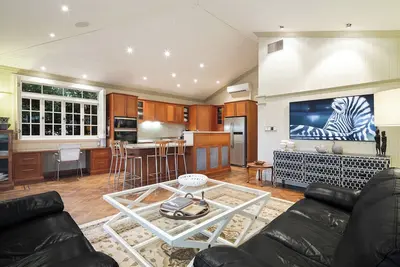 Image de Brisbane Inner City 2 Bedroom home. Minutes walk to supermarkets and eateries