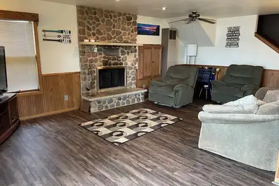 Image de Beautiful, updated 4-bedroom cottage on Anderson Lake, with zero depth entry