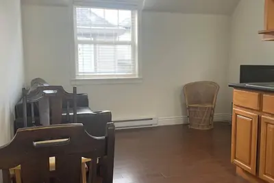 Image de Cozy 1 bedroom coach home (suite above garage).