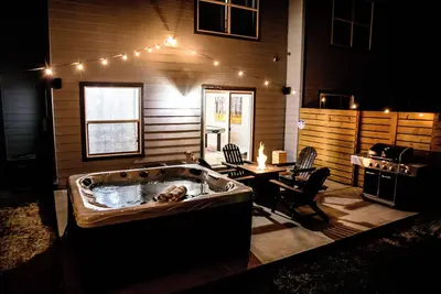 Spacious 3bd 2. 5ba Retreat with Hot Tub & Fire Pit