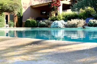 Image de villa piscine débordement proche Lourmarin