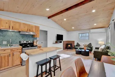 Image de Classic Cabin | Lake Access | Hot Tub