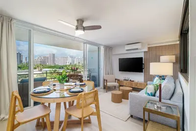 Image de Heart of Waikiki! Modern 2-bedroom/1-bath, Short walk to beach, Free Parking!
