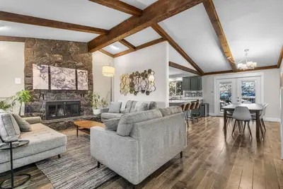 Image de New! Hot Tub ~ Foosball ~ Bonus Room ~ Dog Friendly ~ Ac!