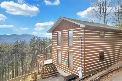 Image de Close To Dollywood | Stunning Views | Pool Table | Hot Tub | Arcade