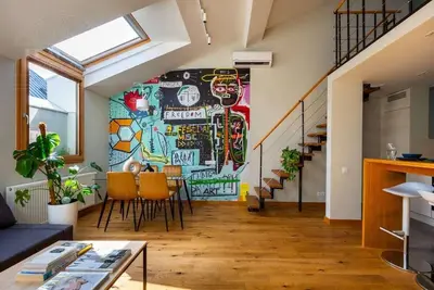 Image de Studio with a mezzanine