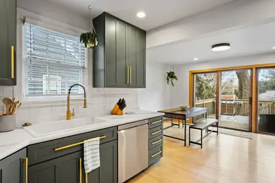 Image de 30+ Day Only. Pet-Friendly Rental in Prime Location – Near Uw, Parks, & Dining!