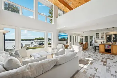 Image de Luxury Lakeside Oasis\n\n