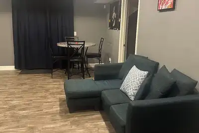 Image de Upgraded 3 Bedroom Basement with Movie  Theater