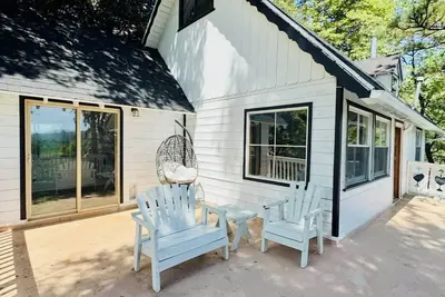 Image de Mountain Cabin Retreat with Peekaboo Lake Views – 2 Bedrooms + Loft