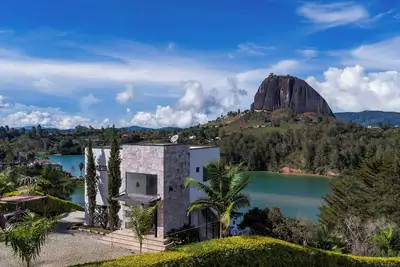 Image de Stunning Guatapé home. Breathtaking views, privacy, modern amenities & parking!