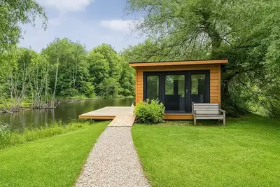 Image de New Remodel on Black River with Hot Tub, Kayaks, Gym, Fireplace, & Game Room!