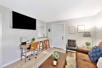 Image de Tucked Away Chalet! 2bd with ~Fully Fenced Yard~