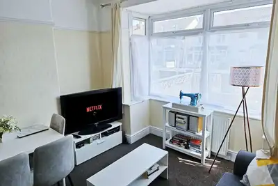 4-Bed Fast WiFi, Self Check-In, Parking nr Uwe