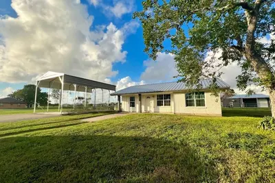Image de Pet-Friendly Home with fenced yard and covered boat parking in Seadrift Tx
