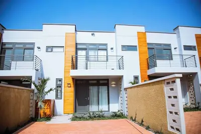 Image de Welcome to our luxury gated townhome in Oyarifa Park, a serene enclave in Accra.