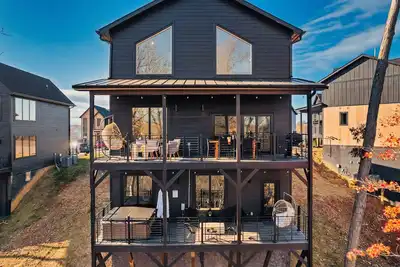Image de Lux Cabin! Views! Hot Tub! Sauna! Firepit! Games! Theater! Fitness area! Dog friendly!