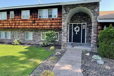 Spacious Oneida lakefront home. 6-bedroom, sleeps 12.