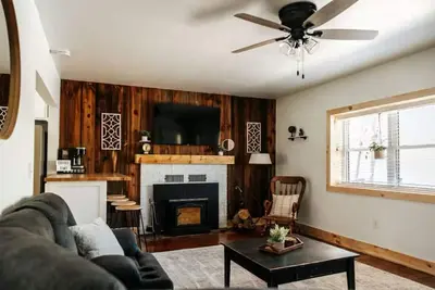 Image de Cozy Cabin on the Creek with Hot Tub!