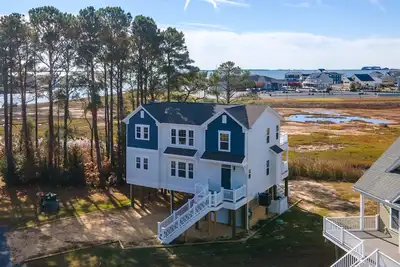 Image de Robert's Retreat | 5br Marsh Views + Decks, Pools, Golf & Captain's Cove Amenities