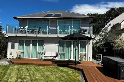 Image de Luxurious tranquil getaway, romantic garden, led lighting and spa.