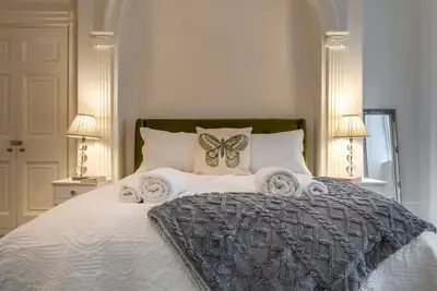 Image de Garden Flat – Stunning Georgian Apartment in Grosvenor Place!