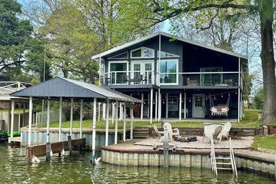 Image de Beautiful lakefront home in Tool!