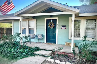 Image de Raider Retreat- Cozy 2-Bed 1-Bath House Near Ttu and Downtown Lbk, Pet Friendly