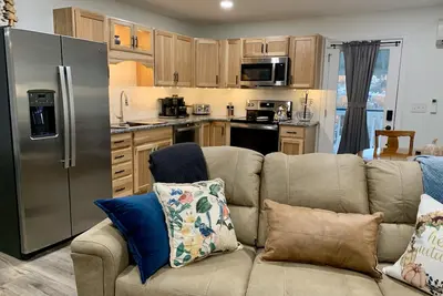 Travel Nurses: Charming 2-bedroom hillside haven near Psu
