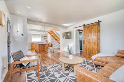 Image de Charming 2-bedroom house, king bed, walk to downtown, fully equipped kitchen