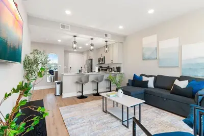 Image de 10 mins to Center City + OldTown|Rooftop Views!