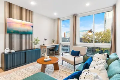 Image de Sleeps 4|Rooftop Views|W/D|Only 6 mins to CenCity!