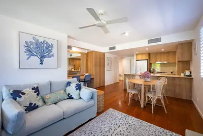 Image de Coastal luxury renovated 2-bed, 2-bath apartment near Casuarina Beach.