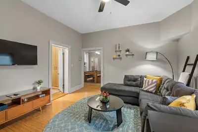 Image de Tranquil Downtown Haven | 3-Bed, 2-Bath Delight