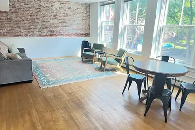 Image de Sunny spacious studio in the heart of historic downtown Gardiner