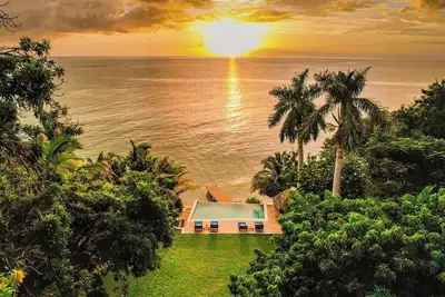 Image de Award-winning villa with private beachfront and pool