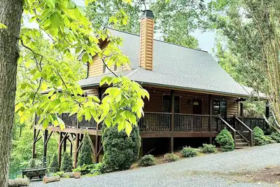 Image de Cozy Cabin Retreat! Hot Tub, Games, Fire Pit & more! Family & Pet Friendly!